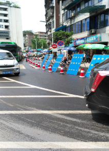 水司、交警等多方通力協(xié)作  快速處置忠孝街自來(lái)水爆管搶修