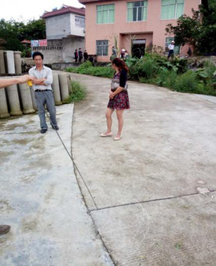 營(yíng)銷部查漏維修緊密配合 及時(shí)解決菜壩五星村水壓?jiǎn)栴}