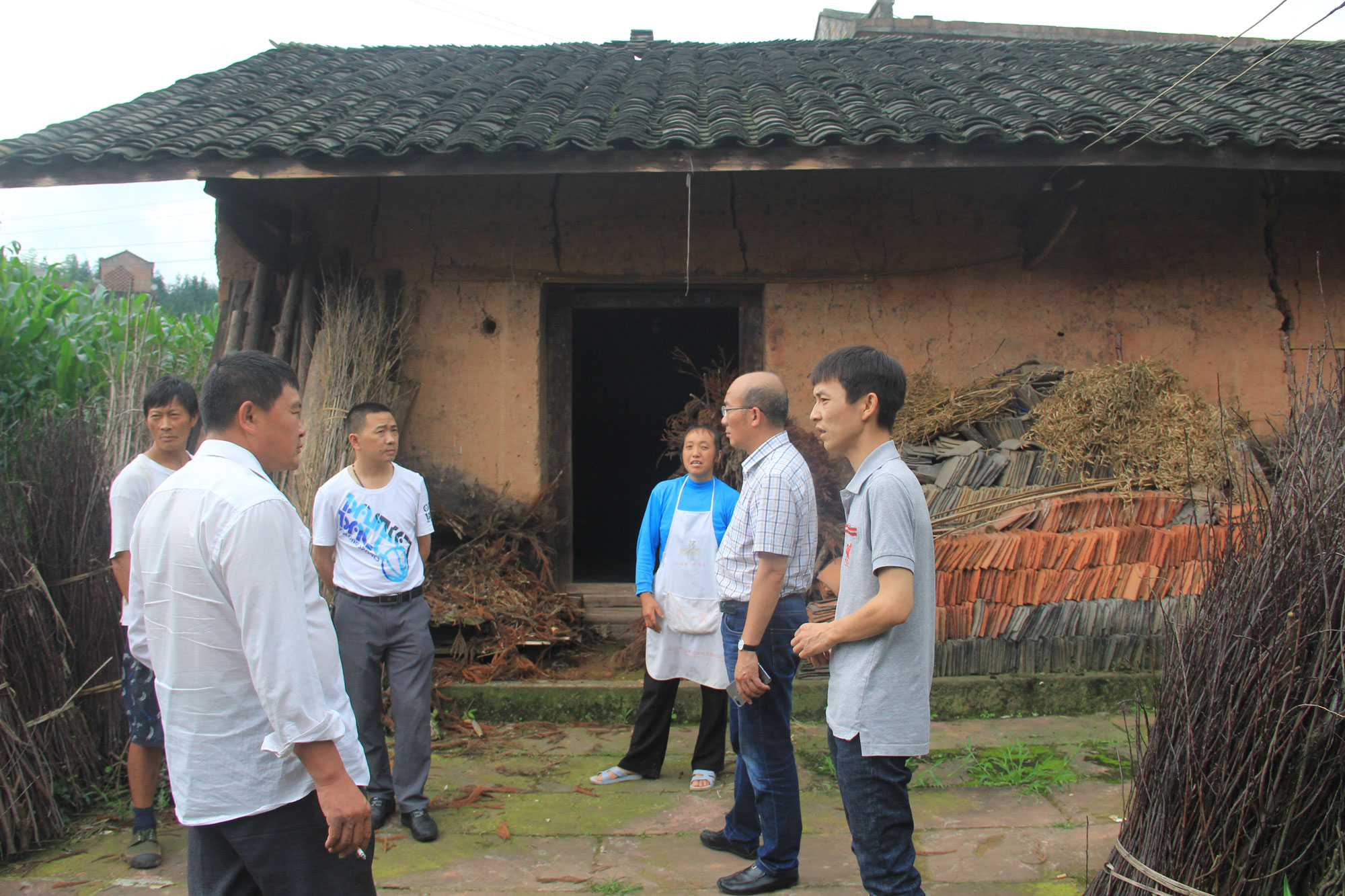 深入扶貧一線，推動(dòng)“大學(xué)習(xí)、大討論、大調(diào)研”活動(dòng)落地