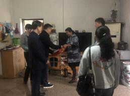 走訪慰問困難戶，真情關(guān)愛暖人心