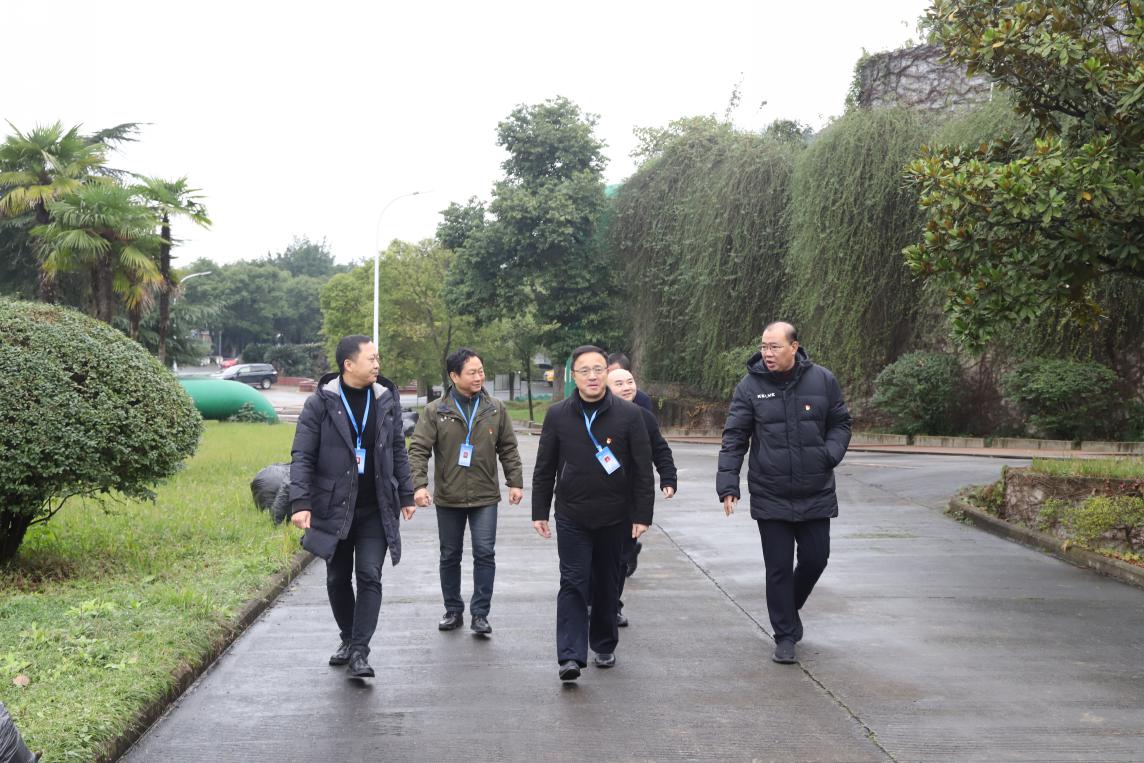 集團(tuán)公司黨委書(shū)記、董事長(zhǎng)周燕賓率隊(duì)督查水廠安全生產(chǎn)工作