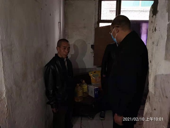 集團公司慰問“雙包雙?！鄙鐓^(qū)困難群眾