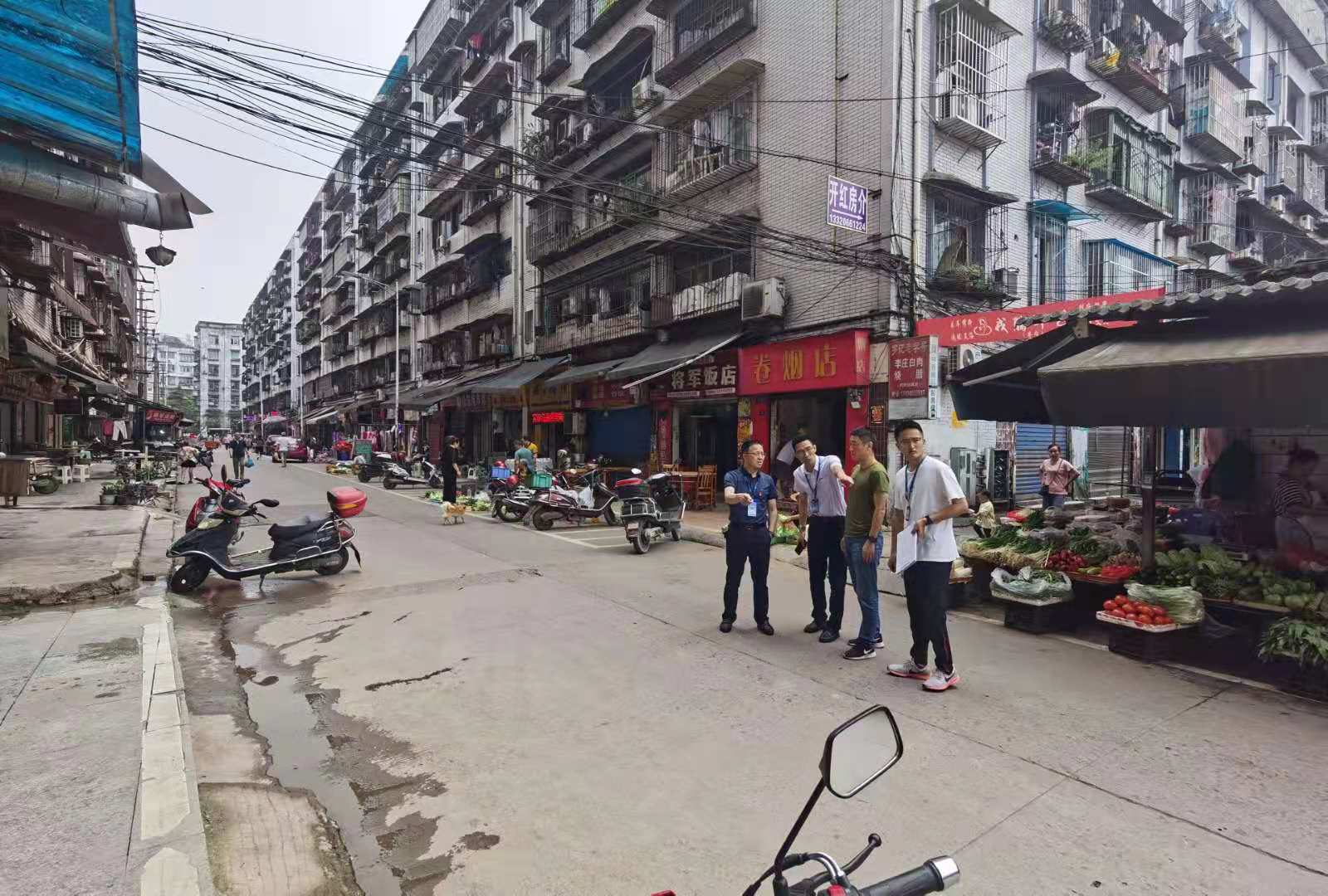 集團公司黨委書記、董事長周燕賓調研社區(qū)管 道遷改工程