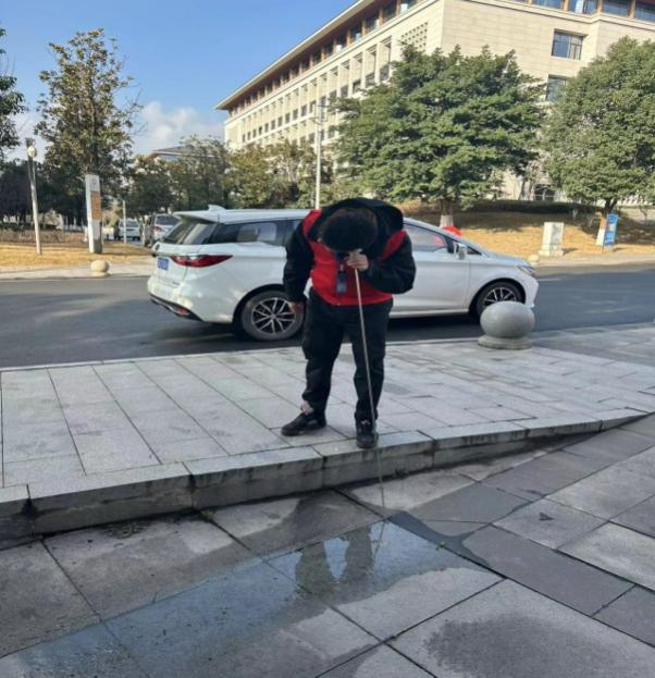 供水進(jìn)校園 服務(wù)暖人心 —投資公司支部、臨港支部聯(lián)合開展“進(jìn)校辦實(shí)事”主題黨日活動