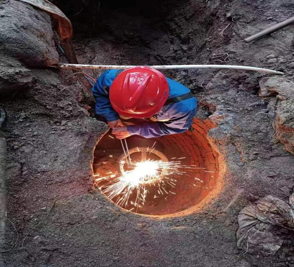 緊急搶修保生產(chǎn)，不怕辛苦水務(wù)人