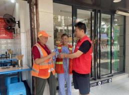 投資公司支部開(kāi)展“夏日送清涼，慰問(wèn)一線環(huán)衛(wèi)工人” 主題黨日活動(dòng)