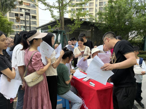 小區(qū)現(xiàn)場辦公解難題 助推供水服務(wù)“加速跑” —臨港公司開展“進(jìn)小區(qū)”五進(jìn)實(shí)踐活動